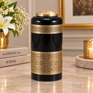Urna de Metal Regal con Diseño de Banda Ornamental, Acabado Negro y Dorado, Florero Decorativo Conmemorativo con Tapa Segura - Product Image 1