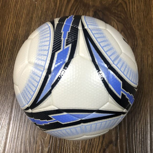 Ballon de football personnalisé blanc et bleu à rayures, design durable en cuir PU, taille officielle, pour entraînement et matchs, vente en gros - Product Image 2