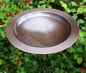 Bac à oiseaux en métal lisse fini cuivre antique, pour extérieur, jardin, décoratif, avec base en fil métallique courbé. - Product Image 3