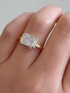 Anillo Solitario de Diamante Cultivado en Laboratorio Radiante de 2 Quilates con Engaste de Bisel, Certificado IGI, Anillo de Compromiso Radiante, Bisel de Oro de 14K - Product Image 1