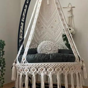 Grande balançoire de lit en macramé : chaise suspendue intérieure/extérieure, hamac de patio, cadeau d'anniversaire, décoration personnalisée pour la maison - Product Image 1