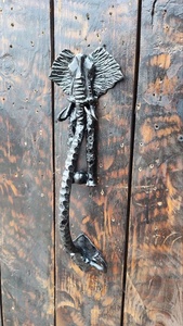 Poignée de porte carrée en fer forgé résistant à la rouille - Pièce décorative de style traditionnel avec finition thermolaquée - Product Image 4