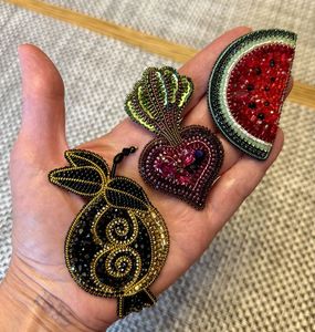 Broche de Flores con Cuentas Hecho a Mano, Arte de Bordado, Joyería Usable, Broche de Diseño con Cuentas para Bufandas, Sombreros y Bolsos - Product Image 3