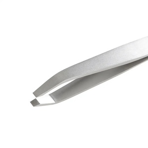 Pince à épiler pour sourcils Ryzer Studio à pointe fine en acier inoxydable, durable, 9 cm - Product Image 5