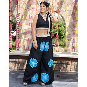 Sari en satin de soie noir peint à la main pour femmes ASIN avec pantalon pour les mariages - Product Image 4