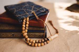 Hermoso Tasbih de Madera Pulida Hecho a Mano y Ecológico, Rosario Islámico para Oración Diaria, Dhikr, Zikr, Adoración Religiosa Musulmana - Product Image 5