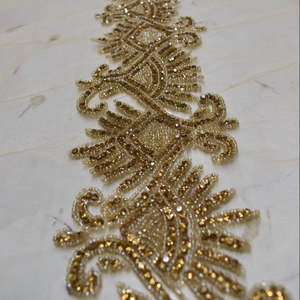 Borde de Encaje Floral Barroco 3D de Lujo, Bordado a Mano, con Lentejuelas Doradas y Microperlas sobre Base de Tul Transparente - Product Image 1