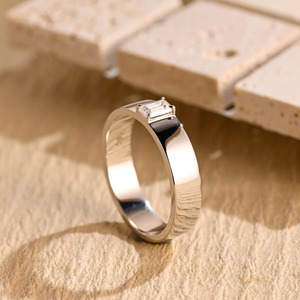 Bague solitaire en or rose avec diamant de laboratoire taille émeraude - Product Image 6