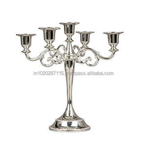Candélabre en aluminium poli pour un décor de vacances glamour et une table saisonnière haut de gamme - Product Image 2