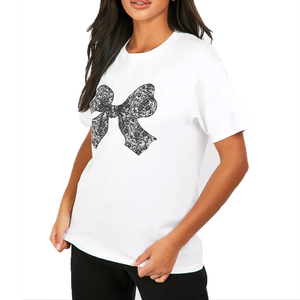 Camiseta Gráfica Blanca Personalizada para Mujer con Estampado de Lazo de Encaje Negro, Manga Corta, Cuello Redondo, Estilo Casual, Fabricante Mayorista - Product Image 1