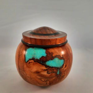 Tarro decorativo de madera con tapa para almacenar galletas, dulces y bocadillos secos en la encimera de la cocina de estilo rústico. - Product Image 1