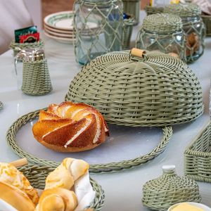 Soporte de Pastel de Ratán Tejido a Mano de Lujo, Color Verde Oliva, Plato para Postres con Tapa de Campana, Vajilla Elegante y Sostenible para Bodas - Product Image 1