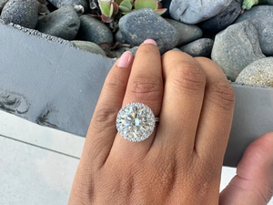 Anillo de Compromiso de Circonita Cúbica Redonda para Mujer, Chapado en Plata 925 con Acabado en Rodio, Estilo Glamuroso, Engaste Pavé - Product Image 4