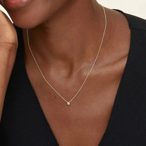 Collar con Colgante de Diamante Solitario de Corte Redondo con Engaste de Bisel - Product Image 3