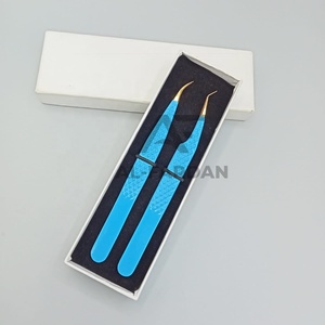 Pince à cils bleu ciel, courbée à 45 degrés, en acier inoxydable, avec pointe en fibre et embouts dorés, livrée avec boîtes magnétiques - Product Image 4