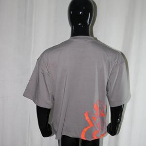 Camiseta de Manga Corta Gris para Hombre con Estampado Rojo, Cuello Redondo, Corte Casual, Largo Regular, 100% Algodón Jersey, HILOS FINOS - Product Image 4