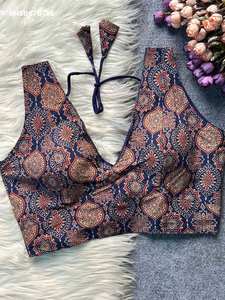 Blouse en coton Ajrakh à col en V, imprimé galaxie, style moderne, élégante et attrayante, fabriquée en Inde. - Product Image 5