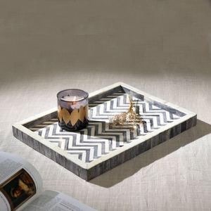 Plateau de service rectangulaire de luxe en os incrusté, motif chevron gris élégant, pour hôtels et traiteurs, vente en gros - Product Image 1