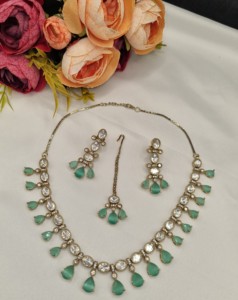 Ensemble de collier choker Water Drop Kundan avec boucles d'oreilles assorties et Maang Tikka, collection de bijoux ethniques traditionnels pour les fêtes - Product Image 4