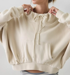 ODM Sweat à capuche court pour femme en molleton doux brossé, brodé, à col bénitier avec cordon de serrage, coupe oversize à épaules tombantes et poche avant - Product Image 4