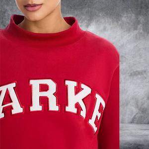Sweat-shirt rouge à col montant avec grand motif arqué blanc sur le devant, coupe décontractée, manches longues, poignets et ourlet côtelés, personnalisation du logo - Product Image 5