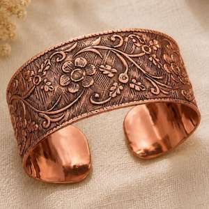 กำไลข้อมือทองแดงแกะสลักลายดอกไม้ ดีไซน์เปิดแบบนูน งานฝีมือโลหะทำมือ เครื่องประดับโลหะ - Product Image 3