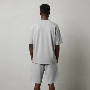 Camiseta gris de cuello redondo para hombre con estampado de letras rojas, conjunto de camiseta de manga corta de ajuste holgado y pantalones cortos a juego para todas las estaciones. - Product Image 2