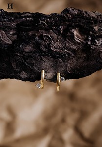 Pendientes de Aro Pequeños Delicados con Cristales Incrustados, Chapados en Oro Real de 18K y Plata S925, Joyería Fina - Product Image 1