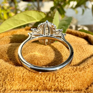 Anillo de halo ovalado de lujo con detalles de diamantes cultivados en laboratorio inspirados en hojas, diseño nupcial atemporal con brillo brillante. - Product Image 4