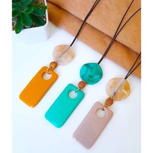 Collier en résine artisanal pour tous les jours avec un design de pendentif élégant, accessoires de mode légers en cristal avec une finition lisse - Product Image 1