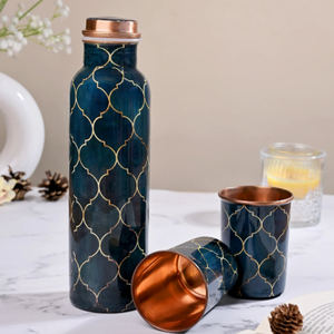 Bouteille d'eau traditionnelle en cuivre avec motif hexagonal, gourde de voyage portable, finition noire et or rose, couvercles inclus - Product Image 5