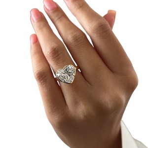 Bague de fiançailles de luxe en or 14K, 18K ou platine avec diamant de laboratoire taille cœur de 5 carats serti clos - Product Image 2
