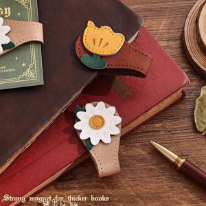 Marcapáginas decorativo de alta calidad con forma de hoja de arce en cuero, compañero perfecto para libros, diarios y agendas, a la venta a bajo precio. - Product Image 4