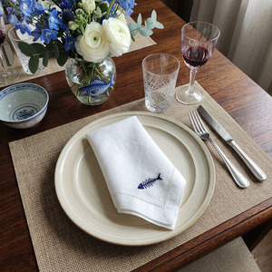 Serviette de table carrée classique personnalisée en coton, brodée motif poisson bleu, délavée, durable, réutilisable, lavable en machine, avec ourlet festonné - Product Image 1