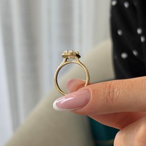 Bague solitaire en or jaune 14 carats avec diamant de laboratoire taille radiant de 3 carats, sertie de griffes et de clos, certifiée IGI - Product Image 2