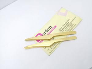 แหนบดัดขนคิ้วสีทองด้าน ปลายเฉียง พร้อมโลโก้สั่งทำ กรรไกรสปริงคม ขายส่ง ชุดแหนบกรรไกรแต่งคิ้วสำหรับความงาม - Product Image 3