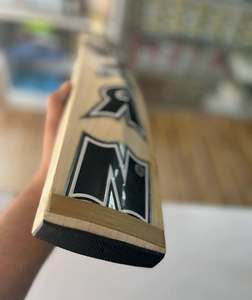 Bate de Críquet Ihsan Sports Edición Oro Negro, de Madera de Sauce Inglés, Ligero, con Funda de Bate Gratis, Agarre Adicional y Lámina Protectora - Product Image 5