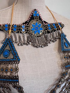 Conjunto de collar tradicional de la tribu Kuchi con piedras azules turquesa, cadenas pesadas, campanas y pendientes grandes, estilo bohemio nómada. - Product Image 4