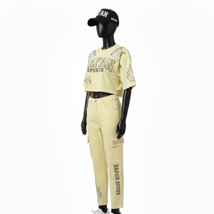 Conjunto de camiseta corta y pantalón de algodón de rizo de alta calidad para mujer, 230 GSM, transpirable, amarillo, con diseño de logotipo personalizado con pedrería. Conjuntos para mujer. - Product Image 4