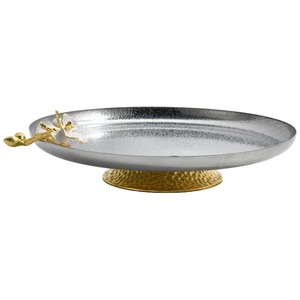 Support à gâteau élégant texturé argenté avec base martelée dorée et une poignée décorative en forme de branche florale blanche exquise - Product Image 2