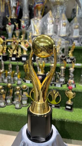 Copa de Trofeo Ornamental con Acabado Dorado, Diseño Floral en Relieve, Asas Curvas y Base Elegante para Campeones Deportivos - Product Image 4