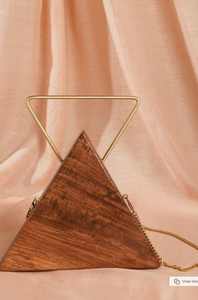 Bolso de mano triangular de madera con asas metálicas, accesorios de fiesta personalizados para damas, para ceremonias y fiestas a precio económico por UO - Product Image 6