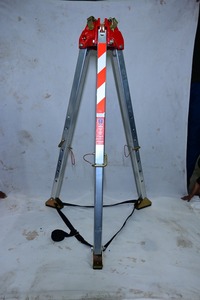 Trépied de sécurité multifonction en alliage d'aluminium pour la sécurité des travailleurs et le sauvetage en espaces confinés, fabriqué par Tirupat Industry dans l'Uttar Pradesh - Product Image 3