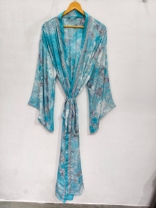 Robe en soie longue jusqu'aux chevilles, robe multicolores, robe de nuit, robe indienne vintage en soie recyclée, kimono en sari - Product Image 2