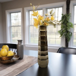 Vase décoratif en métal design pour présentation sur table, accent de décoration intérieure haut de gamme pour événements et intérieurs - Product Image 5