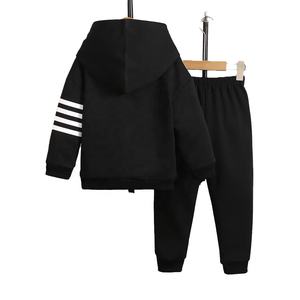 Ensemble d'hiver personnalisé pour hommes Veste à capuche en polyester et coton de qualité réfléchissante Pantalon de survêtement Options de taille disponibles Conception imprimée - Product Image 2
