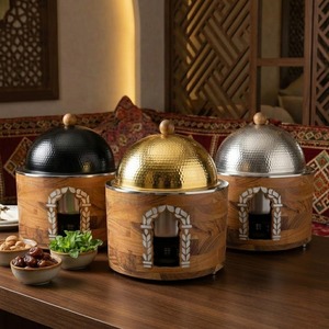 ถาดอุ่นอาหารทรงกลมฐานไม้หรูหรา ฝาปิดสีทองลายตอก พร้อมเครื่องอุ่นอาหารสแตนเลส สำหรับบุฟเฟ่ต์ระดับพรีเมียมและการจัดเลี้ยงที่บ้าน - Product Image 1