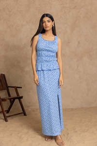 Robe longue d'été décontractée en mousseline de soie à imprimé floral bleu, bretelles spaghetti, fente haute, coupe évasée style bohème - Product Image 4
