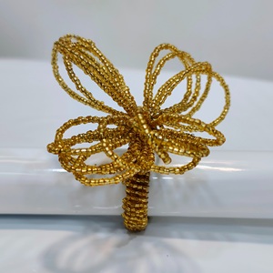 Porte-serviettes élégant doré perlé, fait main en bois et résine, idéal pour mariages et fêtes, design de table convivial - Product Image 4