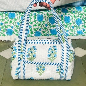Sac de voyage matelassé en coton fait main, imprimé floral bleu, fermeture éclair, sac de voyage décontracté pour femme, petite taille, léger, sac de week-end - Product Image 1